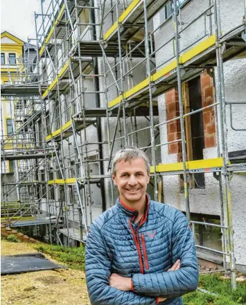  ?? Foto: Cordula Homann ?? Ulrich Seybold steht vor dem Osttrakt der Regens Wagner Schule in Dillingen. Seit August wird dieser umgebaut, im nächsten Jahr folgt der Westblock.