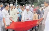  ?? SAMIR JANA/HT ?? Volunteers raise donation for Kerala flood victims on Bakreid in Kolkata on Wednesday.