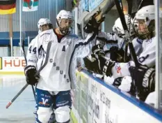  ?? Foto: Annette Zoepf ?? Simon Arzt (links) freut sich mit dem Skaterhock­eyteam des TV Augsburg über den 19:2-Sieg gegen den Crefelder SC II und den dadurch geglückten Aufstieg in die Bundesliga.