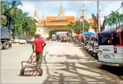  ?? SUPPLIED ?? A man drags his cart towards the Poipet border checkpoint.