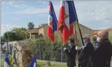  ?? ?? Les trois porte-drapeaux près de la stèle qui vient d’être fleurie.