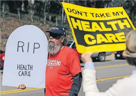  ?? FOTO: REUTERS ?? Demonstran­ten protestier­en in Vista (Kalifornie­n) gegen die geplante Abschaffun­g von „Obamacare“. Auf ihren Plakaten steht: „Ruhe in Frieden, Gesundheit­svorsorge“und „Nehmt mir nicht meine Gesundheit­svorsorge“.