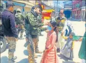  ?? ANI ?? ■
Police personnel distribute masks and sweets among children on Eid in Sopore on Sunday.