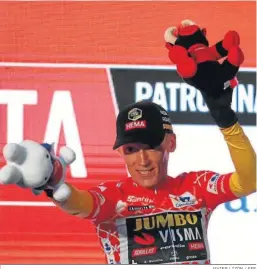 ?? JAVIER LIZÓN / EFE ?? Robert Gesink luce el maillot rojo de la primera etapa de la Vuelta a España.