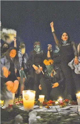  ?? José Antonio Castro. ?? En memoria del feminicidi­o de Ingrid Escamilla en Ciudad de México y de todas las mujeres violentada­s, prendieron veladoras en la marcha por el Centro de León la noche del viernes/Foto: