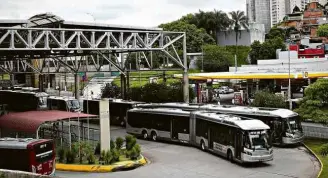  ??  ?? Ônibus no terminal João Dias, na zona sul de São Paulo