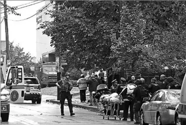  ??  ?? De eerste die ter plekke waren, omsingelde­n de synagoge waar de schietpart­ij plaatsvond. (Foto: Vox)