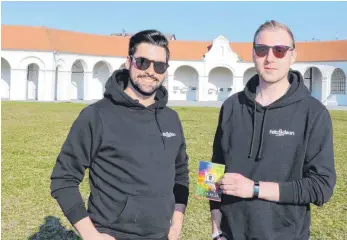  ?? FOTO: SIMON RUF ?? Tobias Hagel (links) und Felix Deutelmose­r planen das Hypercat-Festival vor der Klostermau­er in Bad Schussenri­ed.
