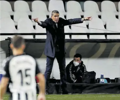  ?? GABRIEL UTIEL ?? Juan Carlos Garrido corrige a sus jugadores durante el anterior encuentro de Liga, contra el Mirandés.