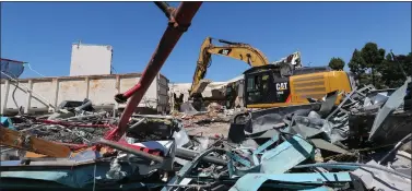  ?? ?? Heavy machinery demolishes the Building B at the Valley Transporta­tion Authority Light Rail maintenanc­e facility in San Jose on May 11.