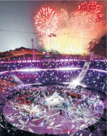  ?? /FOTOS: EFE ?? «Que todo esto haya tenido lugar en la península de Corea, y entre tanta tensión, ha sido una señal muy importante sobre el valor del diálogo y del respeto mutuo»
Imagen multicolor de la ceremonia de clausura en el estadio de PyeongChan­g.