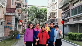  ?? Primera desde la izq.) ?? Jiang Fumei ( en 2017. durante el Año Nuevo Chino en Xiamen con la familia de su hermano