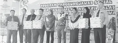  ??  ?? SUMBANGAN: Mohd Nizom (empat kanan) bersama Ramlot (lima kiri), Azizah (tiga kanan) serta yang lain merakam kenangan dengan wakil lima sekolah yang menerima bantuan ABM sempena program CSR 2018 LHDN.