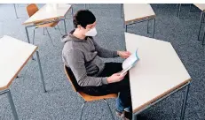  ?? FOTO: KEUSCH ?? Arbeitsplä­tze für Schüler, die kein Homeschool­ing machen könnten, gäbe es in der Bibliothek. Bibliothek­ar Daniel Zang sitzt im großen Lesesaal.