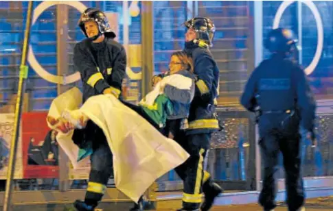  ?? // REUTERS ?? Evacuación de los heridos de la sala de conciertos Bataclan tras los atentados en París en noviembre de 2015