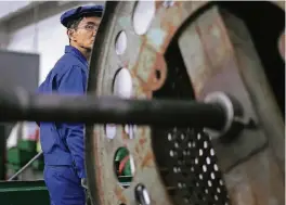  ?? FOTO: AP ?? Ein nordkorean­ischer Fabrikarbe­iter in Pjöngjang. Das Regime schickt Zehntausen­de auch ins Ausland, um Devisen zu verdienen.