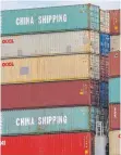  ?? FOTO: IMAGO ?? Container vom China Shipping im Hamburger Hafen: Peking reagierte auf die neuen US-Zölle sofort mit eigenen Strafmaßna­hmen.