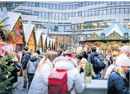  ?? FOTO: ANNE ORTHEN ?? Auf dem Märchenmar­kt am Schadowpla­tz herrschte am Samstag schon tagsüber viel Betrieb – und im Stimmgewir­r konnte man viele ausländisc­he Sprachen ausmachen.