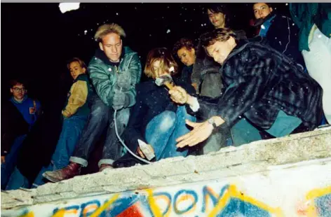  ?? [DPA/DPA PICTURE-ALLIANCE] ?? Les Allemands s’attaquent symbolique­ment au mur de Berlin, après l’annonce de l’ouverture de la frontière entre l’Est et l’Ouest, le 9 novembre 1989. Un an après, le 3 octobre 1990, l’Allemagne est réunifiée et la RDA disparaît.