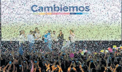  ??  ?? Cambio. Para parecer más austeros hubo menos globos, pero la lluvia de papelitos cubrió el escenario.