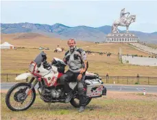  ??  ?? Dieses Bild ist vor dem Reiterstan­dbild Dschingis Khans in der Mongolei entstanden. Die Statue ist 30 Meter hoch und steht auf einem zehn Meter hohen Haus.