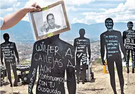  ?? AFP ?? Por ellos. La Escombrera, Medellín, un acto por los desapareci­dos.