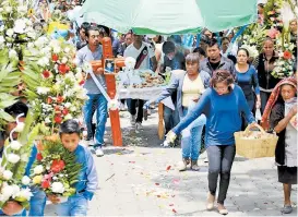  ??  ?? Fue sepultado el bebé asesinado en la México-Puebla.