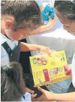  ?? FOTOS: EL HERALDO ?? Una menor revisa feliz su kit escolar en Santa María, La Paz.