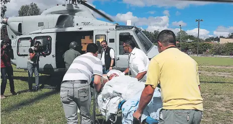  ??  ?? AYUDA. El menor fue trasladado desde Santa Rosa de Copán hasta el Materno Infantil de la capital.