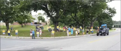  ?? Photos by Joseph B. Nadeau ?? Bus drivers and monitors pickted outside of Cumberland High School on Thursday protesting the lack of progress in talks with Durham School Services, Cumberland’s busing contractor.