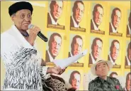  ?? PICTURE: NQOBILE MBONAMBI ?? Dr Albertinah Luthuli, the daughter of Chief Albert Luthuli, introduces former Constituti­onal Court Judge Albie Sachs, who spoke at the Human Rights Day gathering at the Luthuli Museum yesterday.