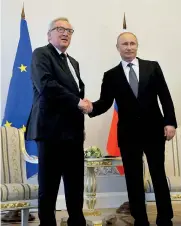  ??  ?? Il disgelo di San Pietroburg­o. Vladimir Putin con Jean-Claude Juncker