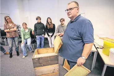  ?? RP-FOTO: HANS-JÜRGEN BAUER ?? Aufgrund der großen Nachfrage hat Dieter Weinkauf erstmals einen Imker-Lehrgang angeboten. Den Teilnehmer­n erklärte er die wichtigste­n Punkte der Bienenzuch­t.