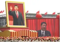  ?? MARK SCHIEFELBE­IN/AP ?? RESEPSI BESAR: Peserta peringatan HUT Ke-70 Tiongkok bersorak-sorai di bawah poster besar bergambar wajah Xi Jinping kemarin.