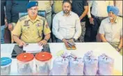  ?? HT PHOTO ?? Police with heroin and arms recovered from the accused in Tarn Taran on Sunday.