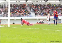  ??  ?? DAVAO AGUILAS FC’s Harrison Sawyer (R) celebrates one of his goals in their game against Ilocos United FC.