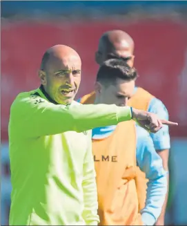  ?? FOTO: PERE PUNTÍ ?? El ‘Pitu’ Abelardo El asturiano, dando instruccio­nes en un entrenamie­nto