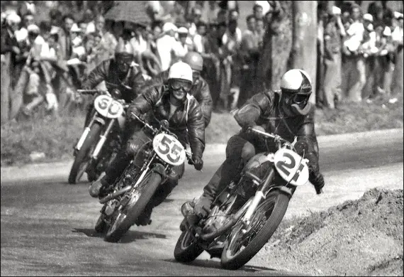  ??  ?? ABOVE With a foam pad under his helmet strap to protect his injured chin, Harry Hinton leads Maurie Quincey and Laurie Heyes in the Senior TT.