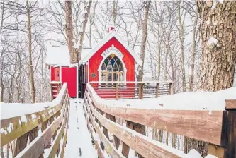  ??  ?? The Little Red treehouse at the Mohicans Treehouse Resort. Treehouses at this resort have heat, air conditioni­ng and a full kitchen.