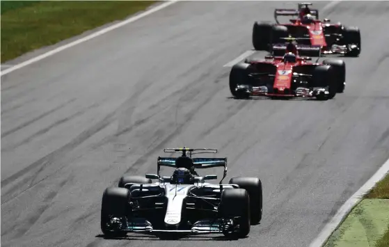  ?? FOTO: MIGUEL MEDINA / AFP / LEHTIKUVA ?? FORMSTARK BOTTAS. Valtteri Bottas (fram) har varit snäppet snabbare än Kimi Räikkönen (mitten) denna säsong.