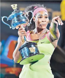  ?? FOTO: AFP ?? Serena Williams dedica a las tribunas su trofeo del Abierto de Australia, el sexto en su carrera.