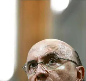  ?? Diego Vara/Reuters ?? O ministro da Fazenda, Henrique Meirelles (PSD), vai deixar a pasta e pretende ser candidato