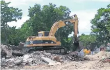  ??  ?? Padres de familia lamentan que en algunos planteles no se avanza ni en la demolición de los salones dañados por los sismos de septiembre.