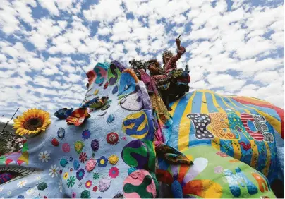  ?? Yi-Chin Lee / Houston Chronicle ?? The Hippysauru­s art car participat­es Saturday in the 31st annual Houston Art Car Parade on Allen Parkway. This year’s show featured cars covered in paint or corks or wrestler — you name it.