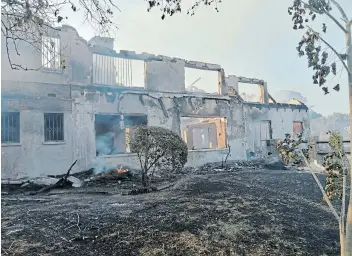  ?? Picture: MICHAEL PINYANA ?? HAZARDOUS DAY: Fire razed three houses in Beacon Bay and a total of 28 fires were reported to BCM’s fire department on Monday. The blazes are thought to have been veld fires.