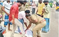  ?? ?? Supporters of OPS stamping on an effigy of EPS in Theni