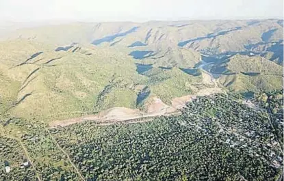  ?? (SAN ROQUE DESPIERTA) ?? Trabajos. La obra sobre la variante Costa Azul incluyó movimiento­s de suelo en la montaña.