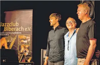  ?? FOTO: HELMUT SCHÖNECKER ?? Lukas Großmann (v. l.), KLaus Graf und Michael Kersting spielten im Jazzkeller.