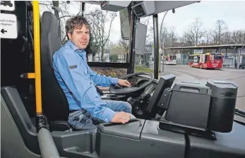  ?? FOTO: MATTHIAS BECKER ?? Busfahrer Daniel Häußler von der Firma Haslach fährt bereits seit einigen Jahren Linienverk­ehr in Kempten und dem Umland.