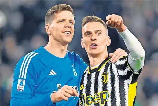  ?? ?? Arkadiusz Milik (zprawej) i Wojciech Szczęsny jak wszyscy piłkarze Juventusu śmiało spoglądają w stronę mistrzostw­a Włoch.